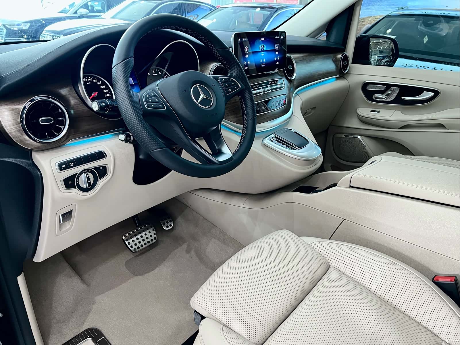Mercedes-Benz V-Class, 2023 7