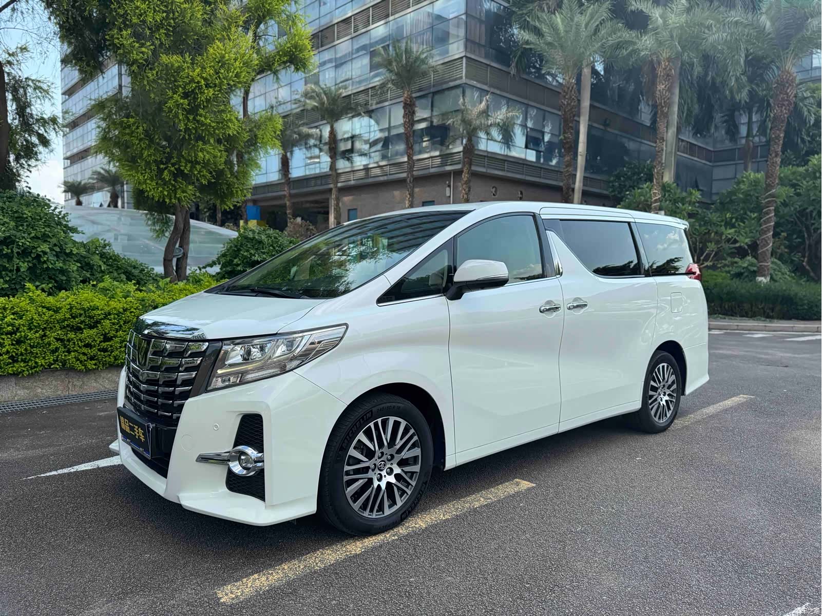 Toyota Alphard, 2017 1