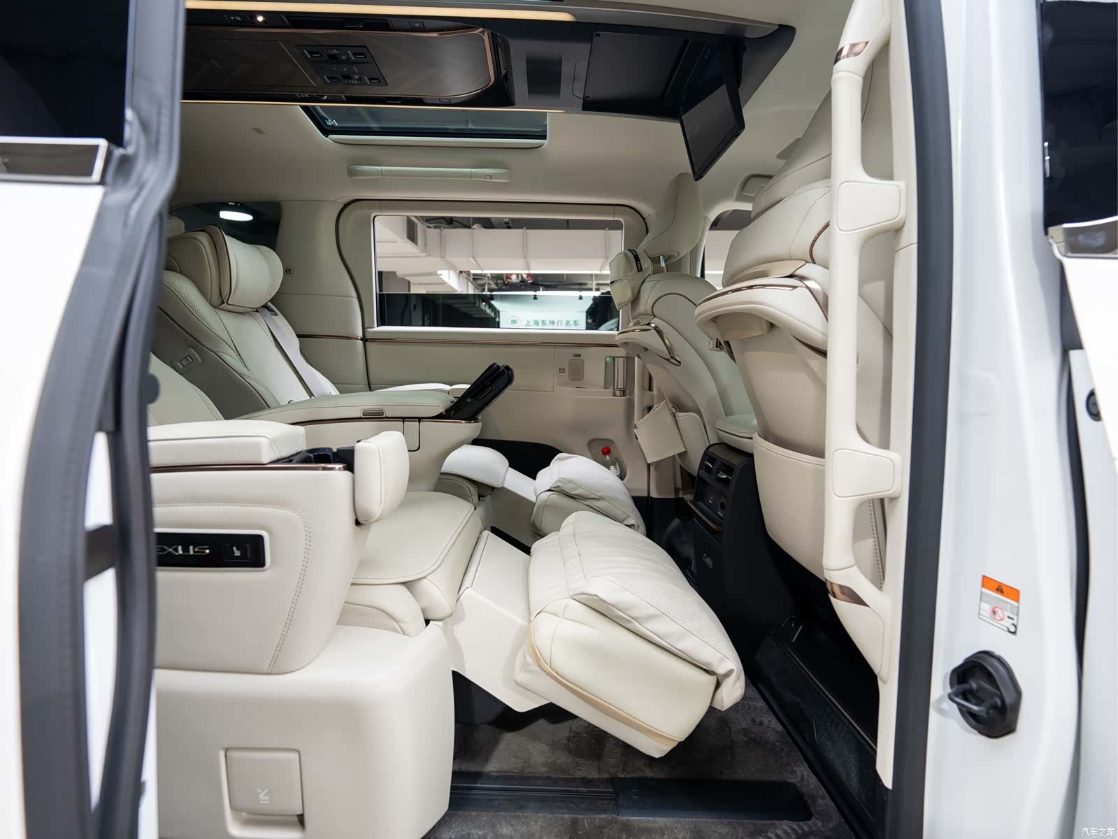 Lexus LM, 2025 30