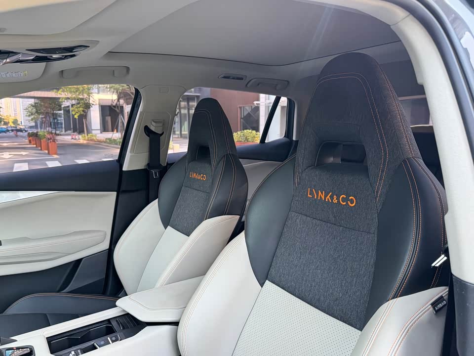 Lynk & Co 06