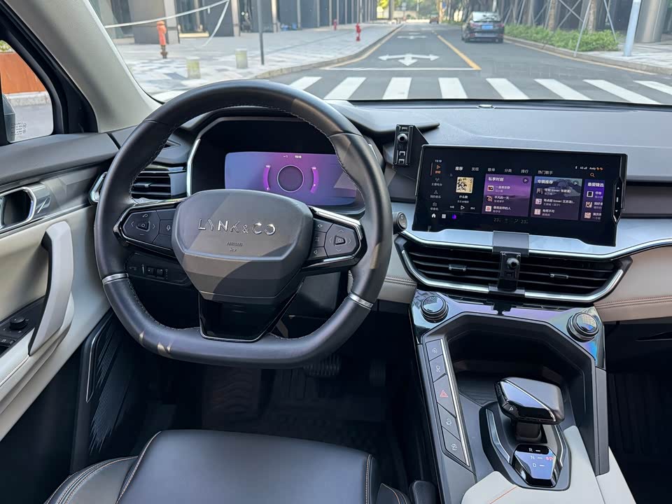 Lynk & Co 06