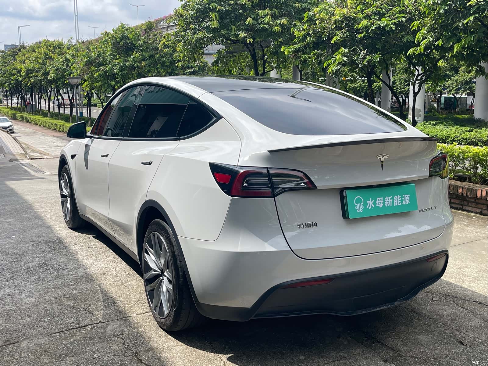 Tesla Model Y, 2024 6