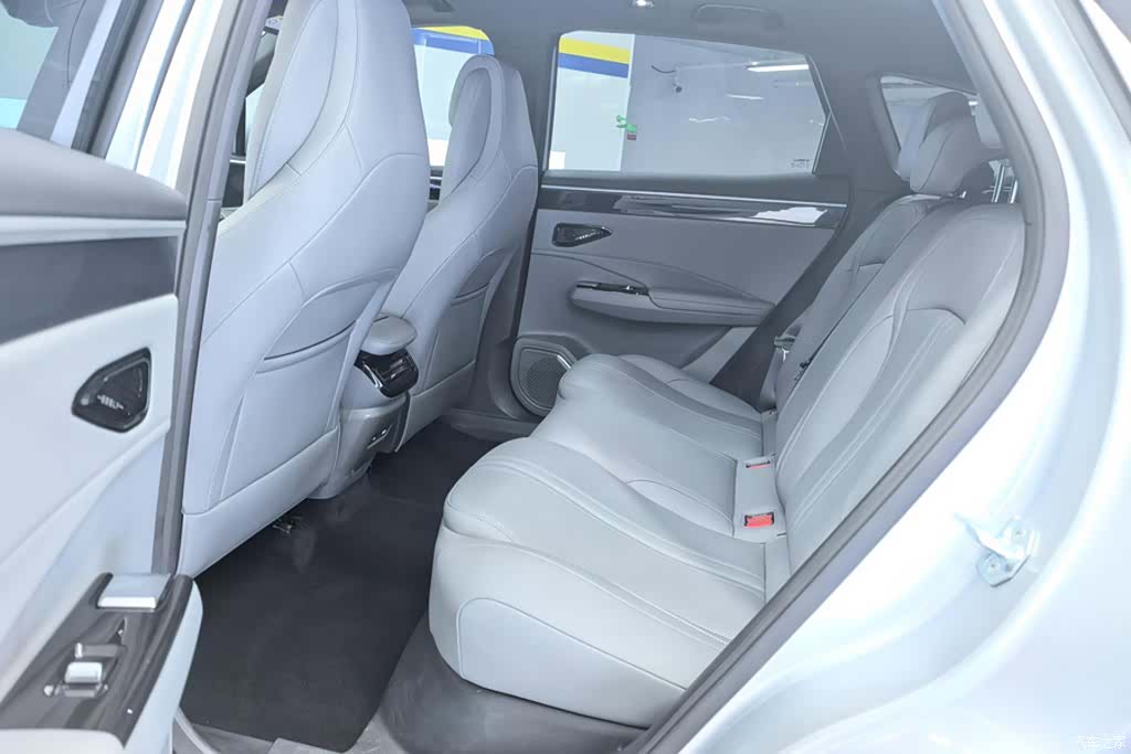 Geely Galaxy L7, 2025 11