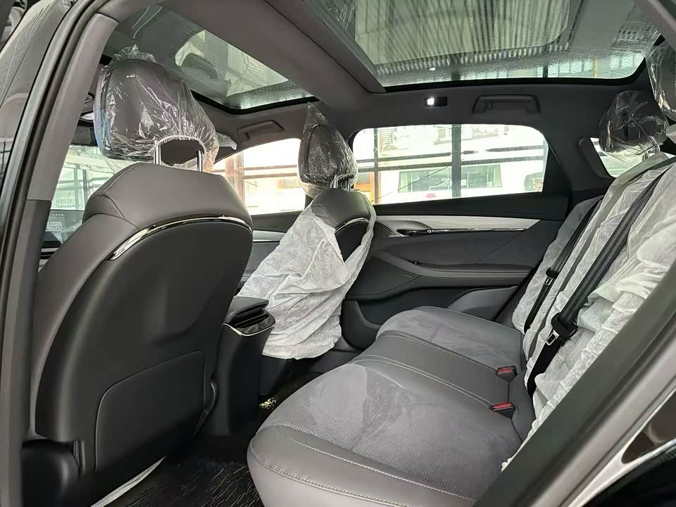 VOYAH Lantu chasing light