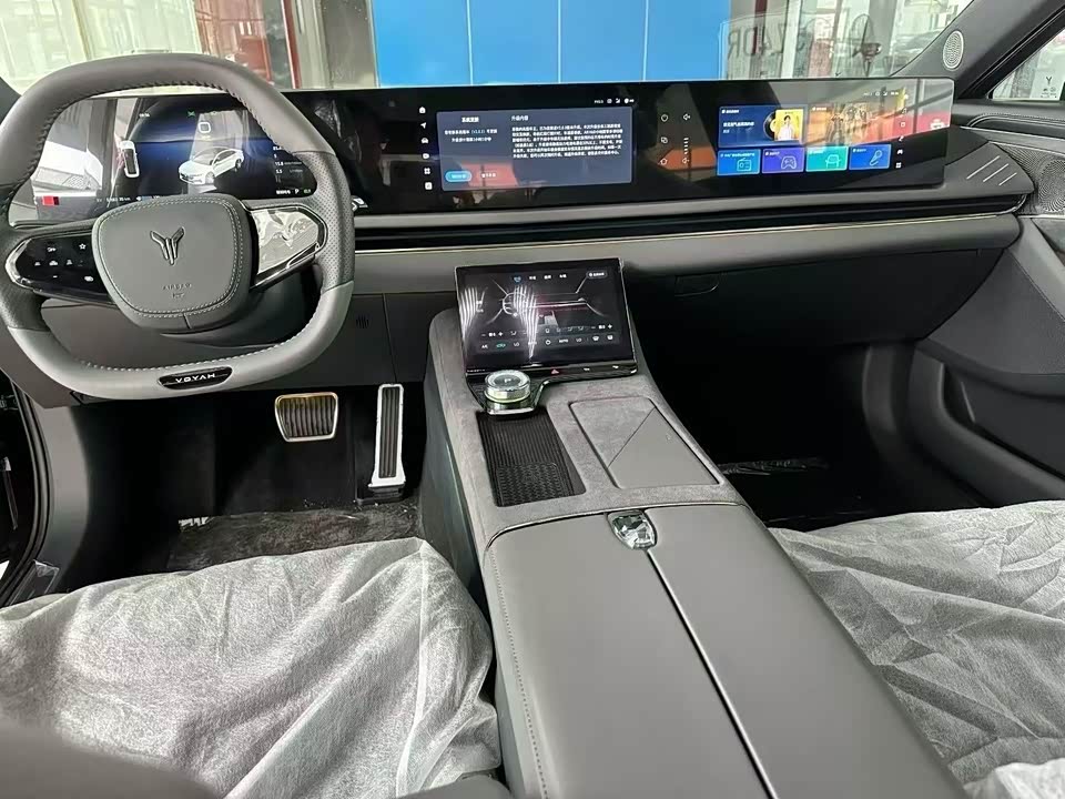 VOYAH Lantu chasing light