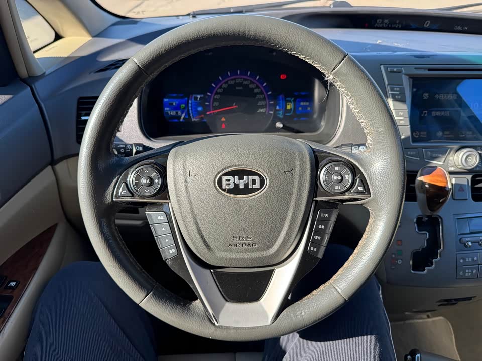 BYD M6