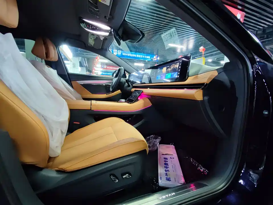 VOYAH Lantu chasing light