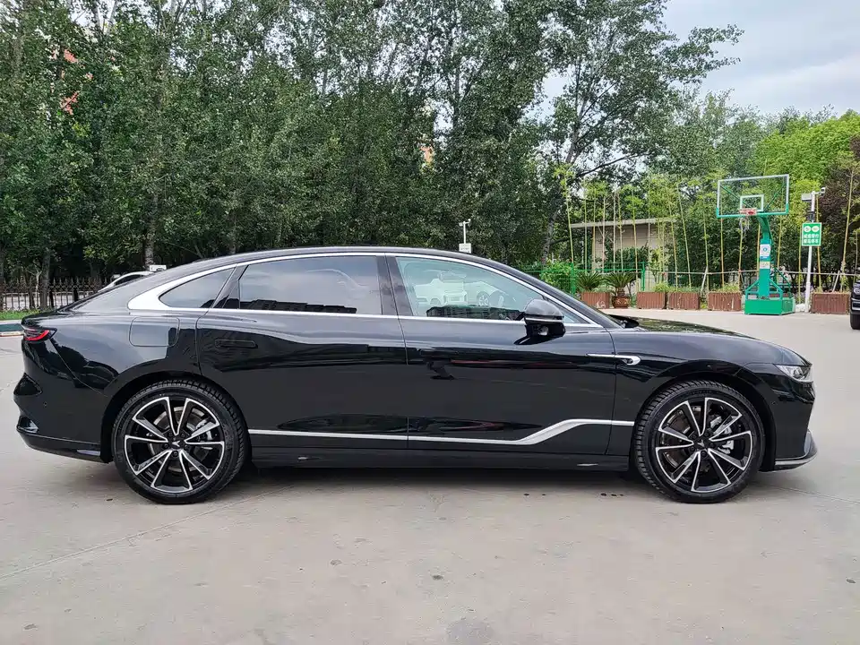 VOYAH Lantu chasing light