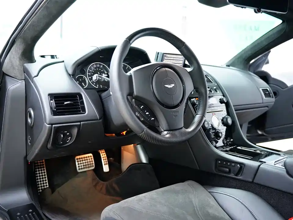 Aston Martin DBS Aston Martin DBS