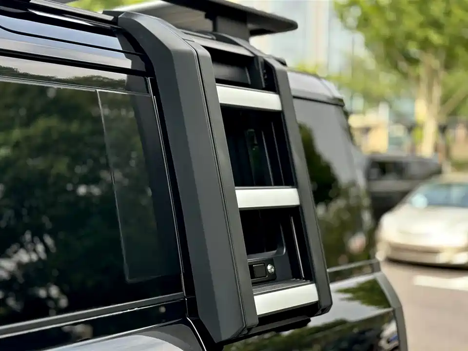 Land Rover guard