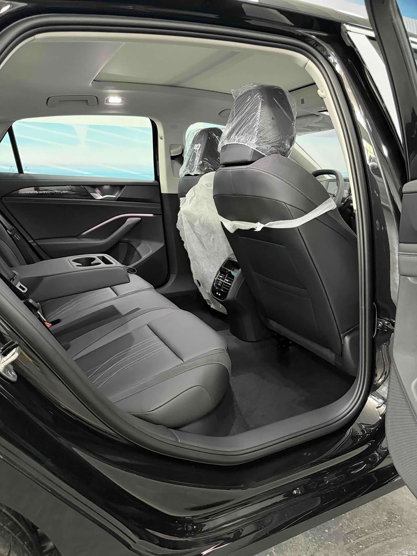 Volkswagen Magotan, 2026 13
