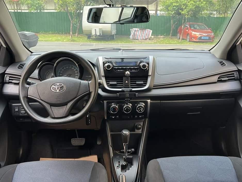 Toyota YARiS L to enjoy