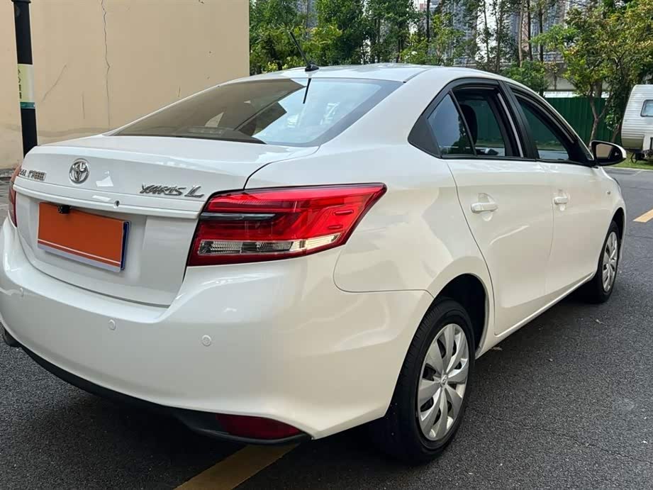 Toyota YARiS L to enjoy