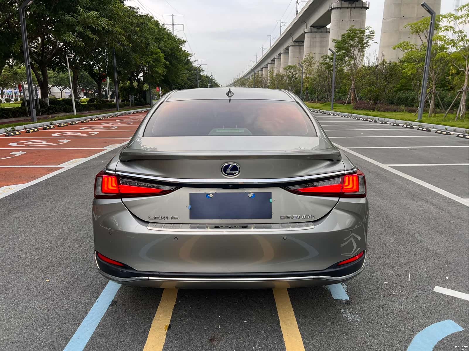 Lexus ES, 2019 все фото