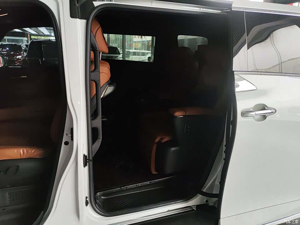 Toyota Vellfire, 2025 все фото