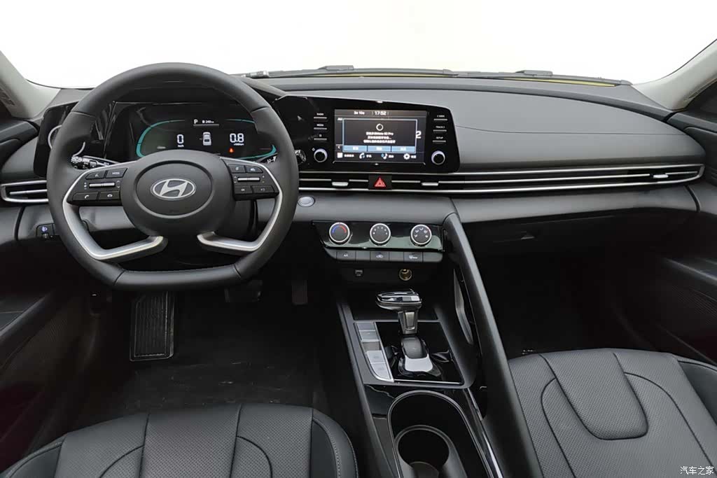 Hyundai Elantra, 2025 12