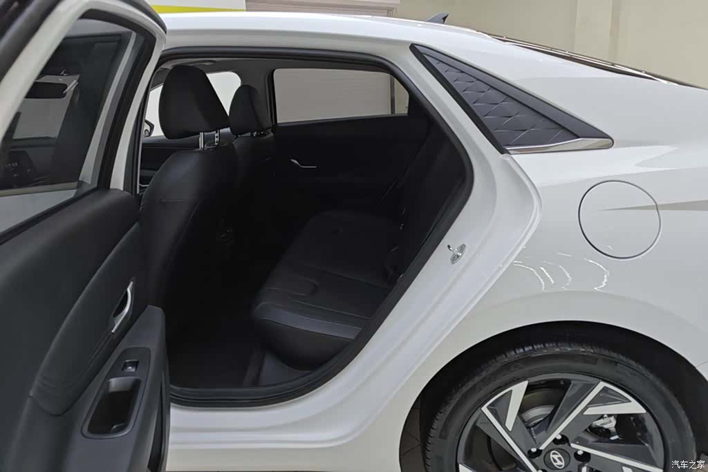 Hyundai Elantra, 2025 11