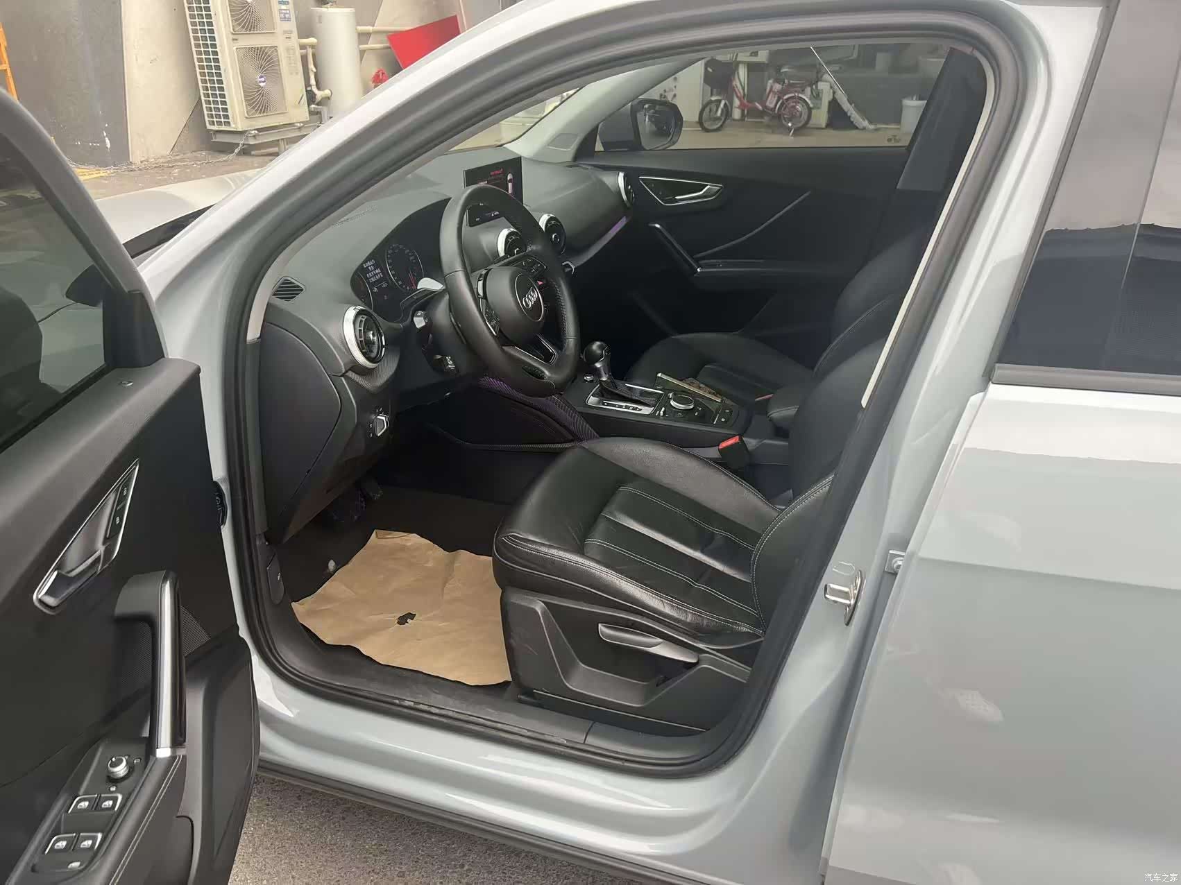 Audi Q2L, 2023 все фото