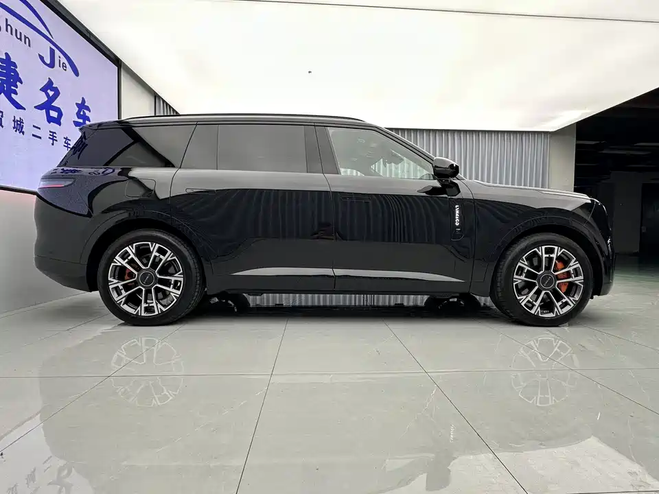 Lynk & Co 900