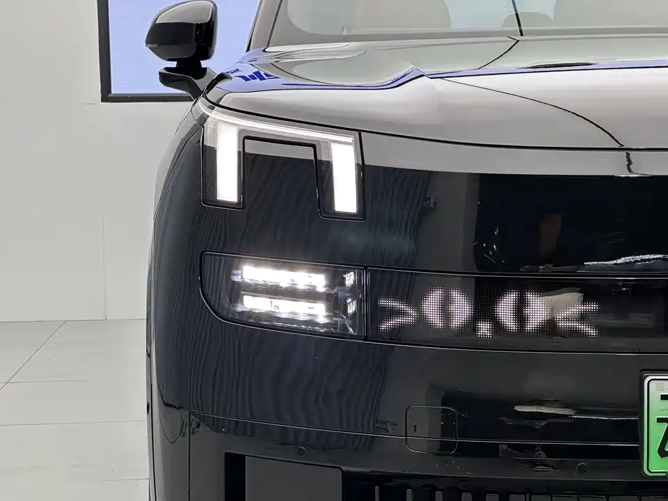 Lynk & Co 900