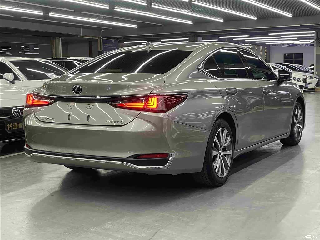 Lexus ES, 2019 все фото