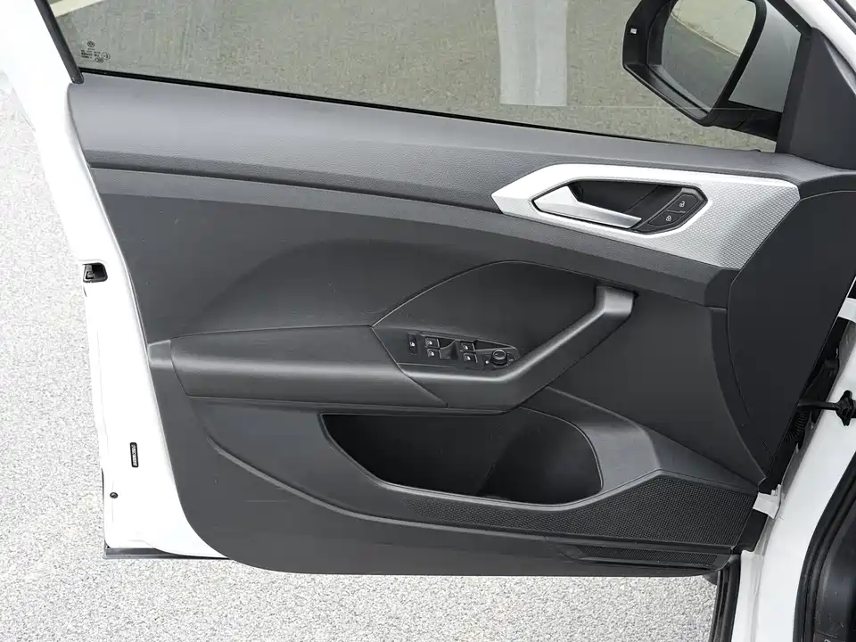 Volkswagen Exploring the shadow