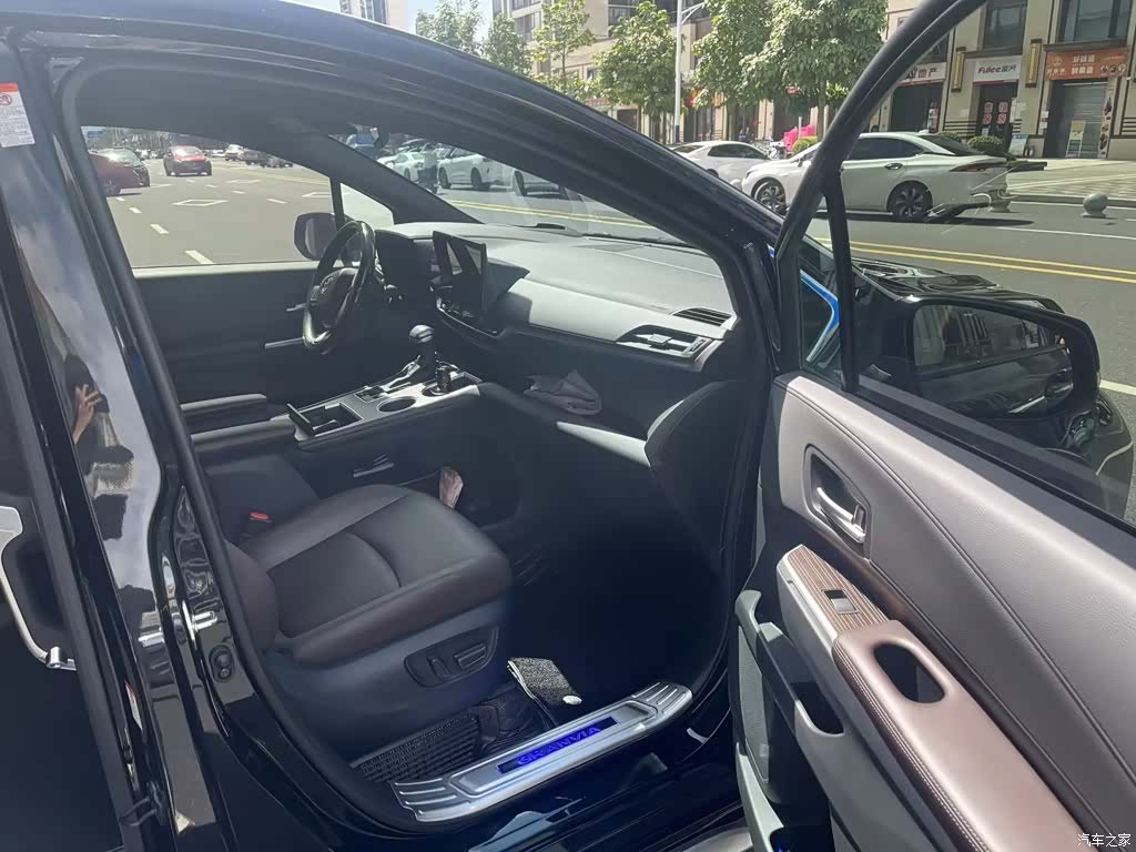 Toyota Granvia, 2024 3