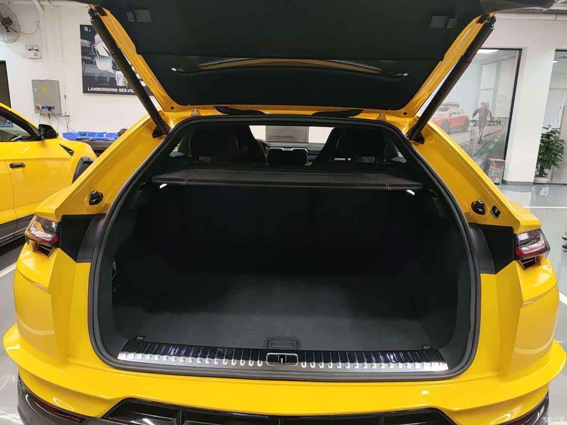 Lamborghini Urus, 2023 13