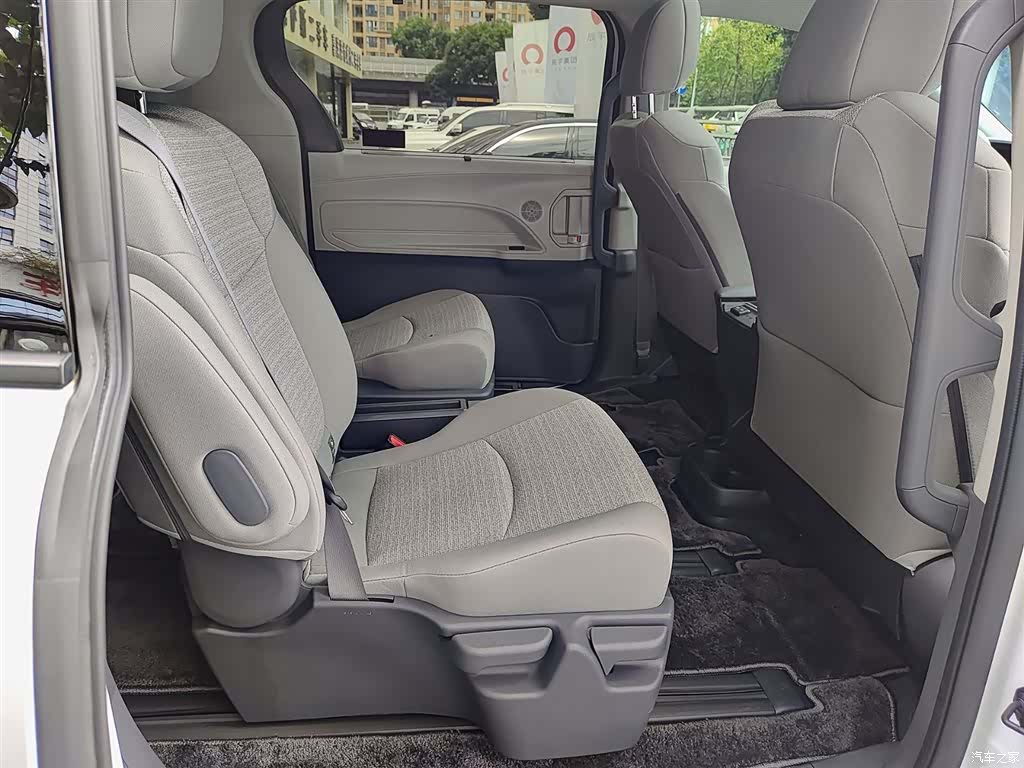 Toyota Sienna, 2024 11