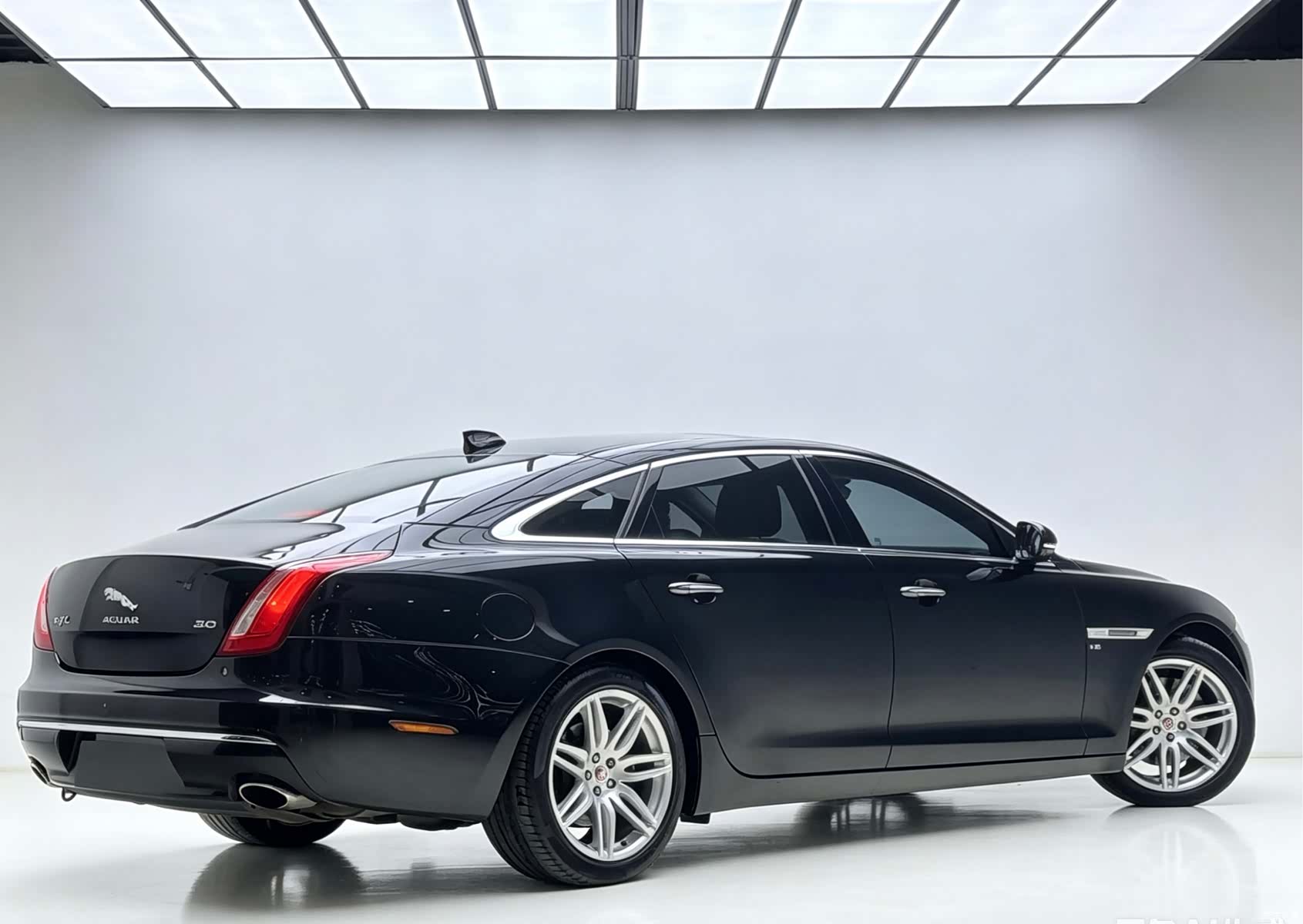 Jaguar XJ, 2019 4