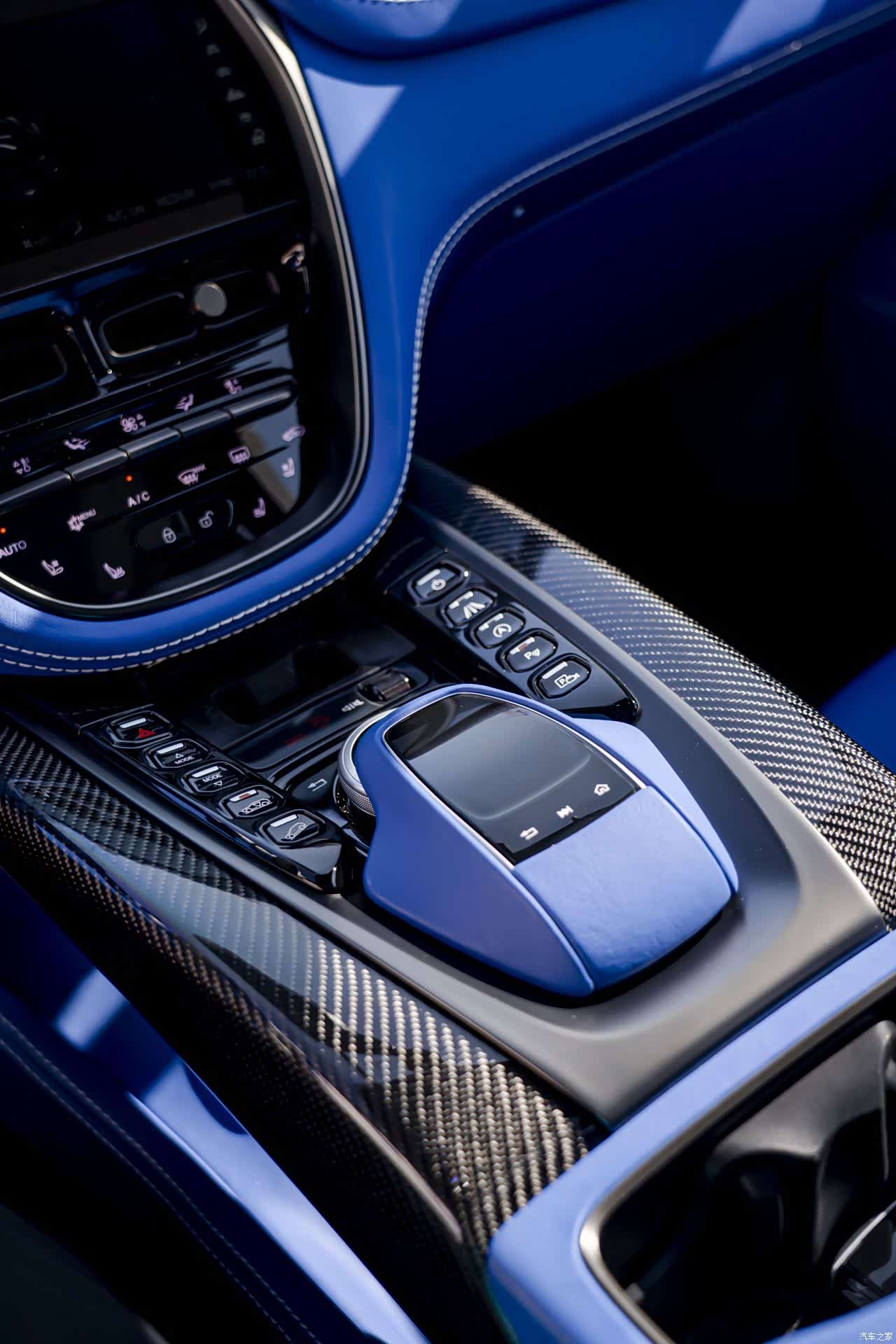 Aston Martin DBX, 2021 9