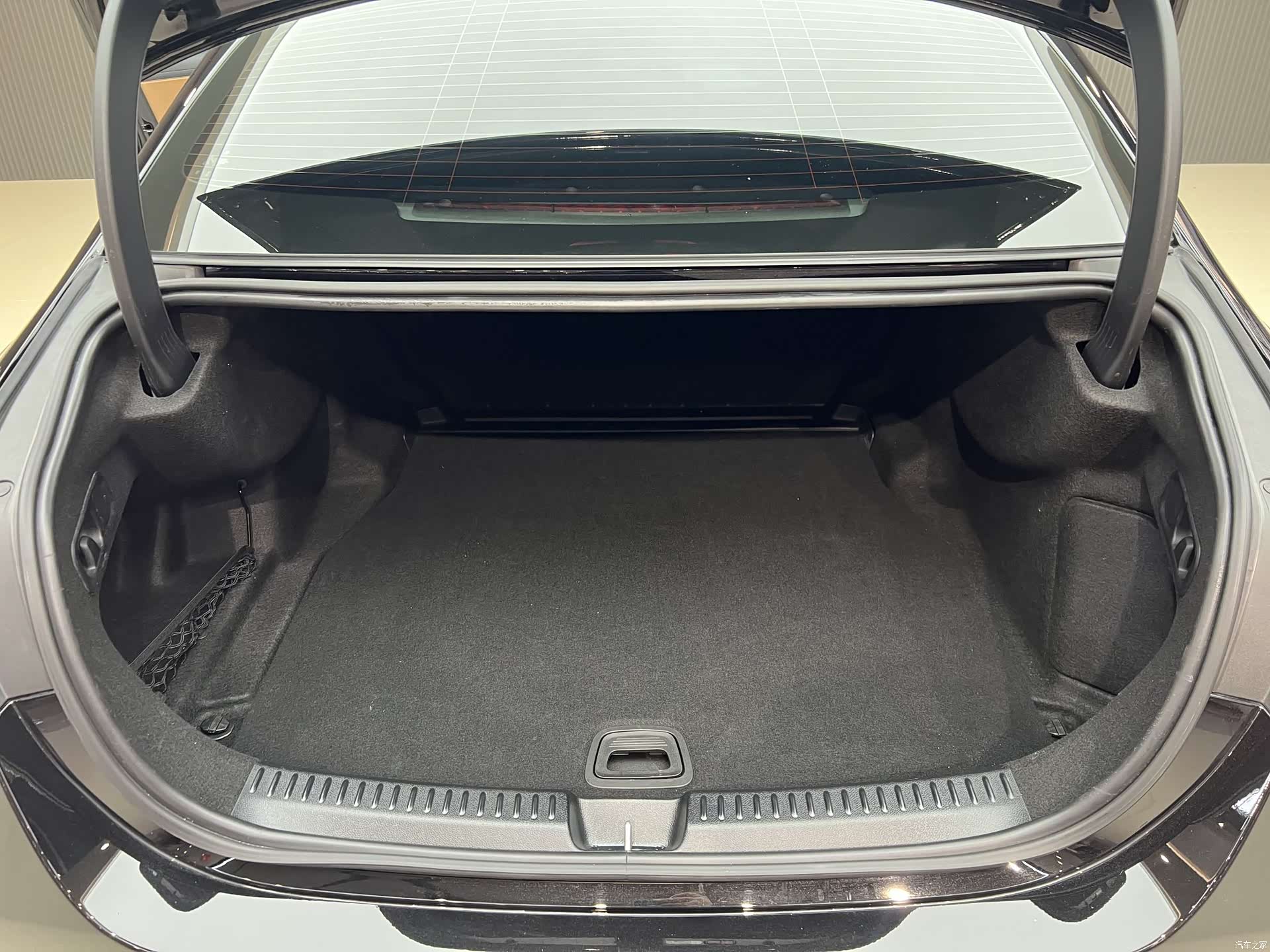 Mercedes-Benz E-Class, 2024 13