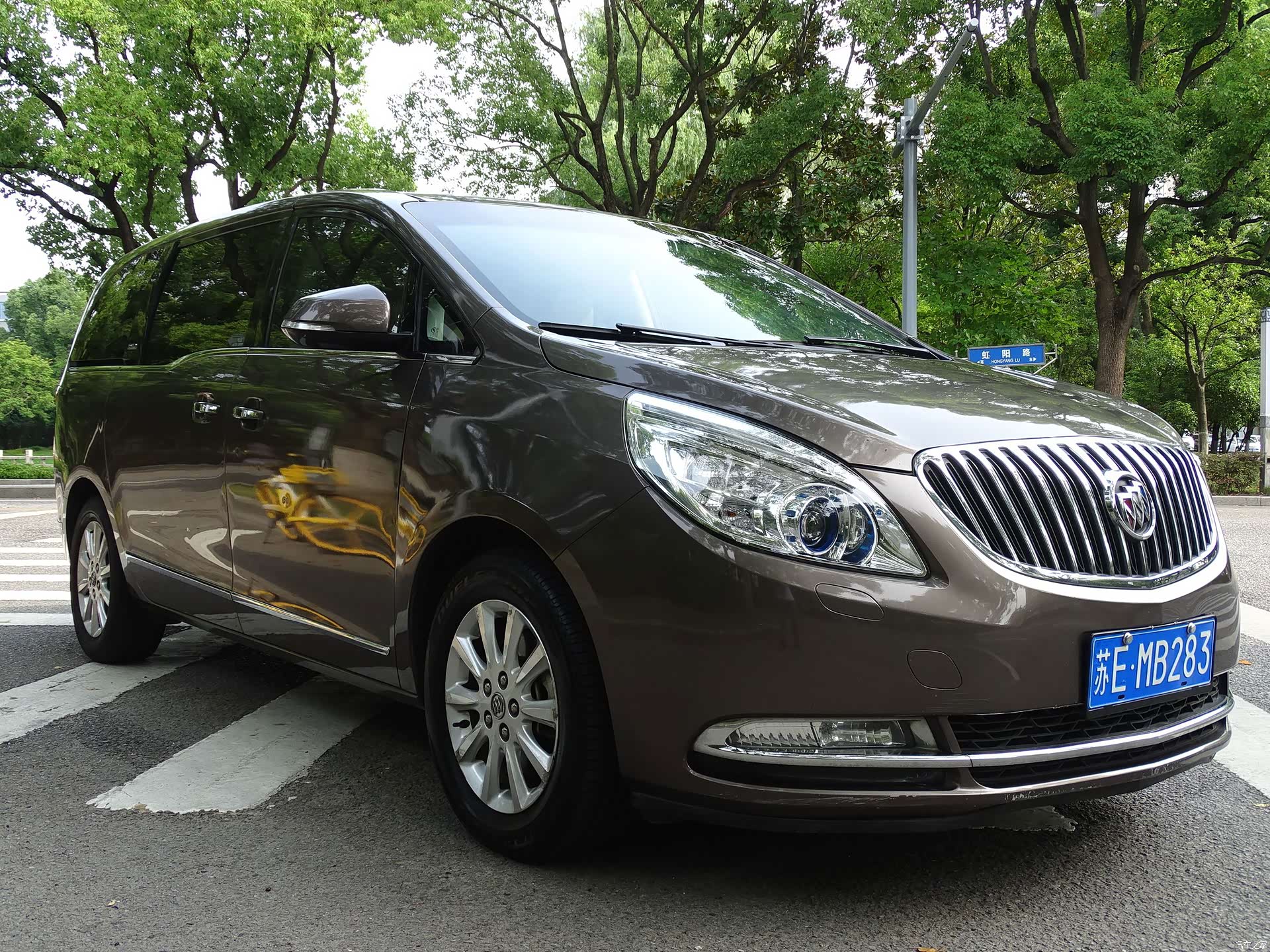 Buick GL8, 2011 3