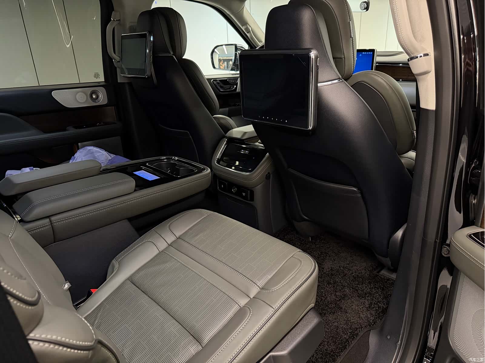 Lincoln Navigator, 2022 11