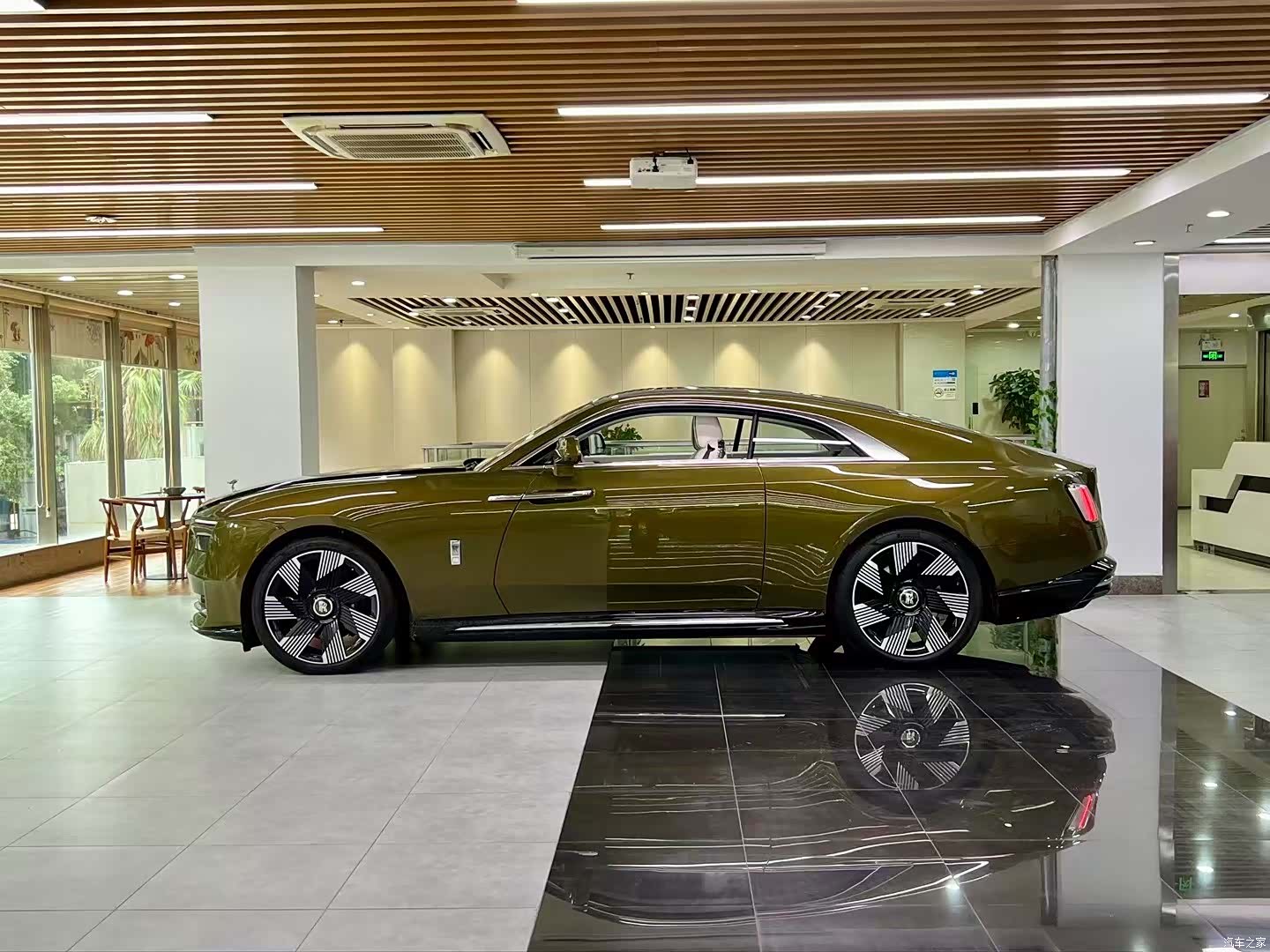 Rolls-Royce Spectre, 2025 4