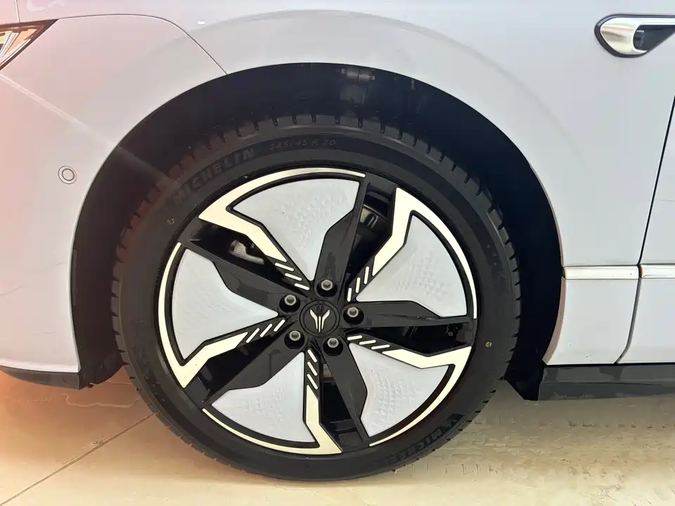 VOYAH Lantu chasing light