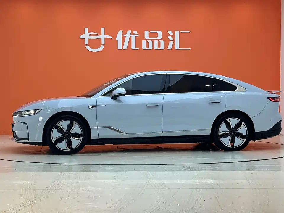 VOYAH Lantu chasing light