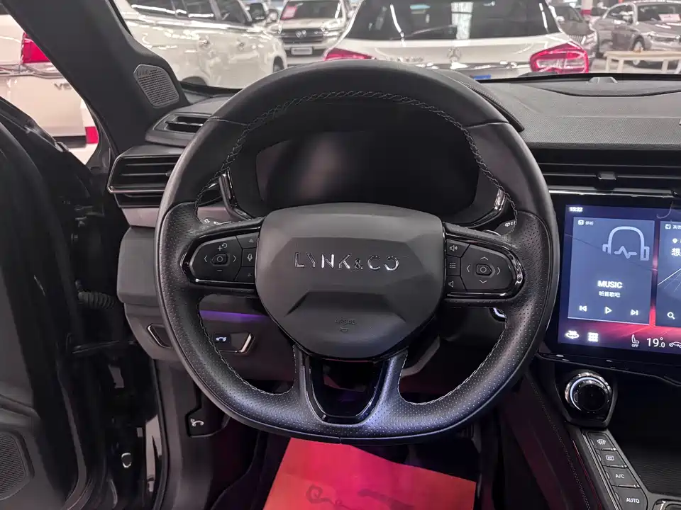 Lynk & Co 01