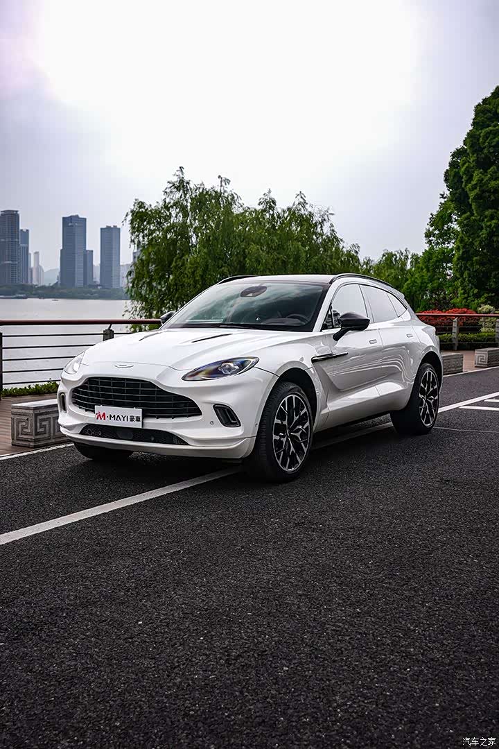Aston Martin DBX, 2020 4