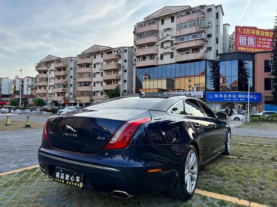 Jaguar XJ