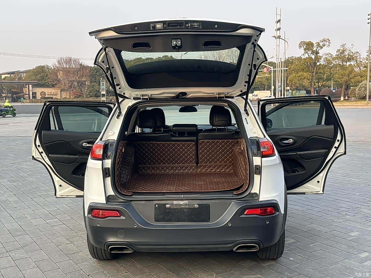 Jeep Cherokee, 2015 10