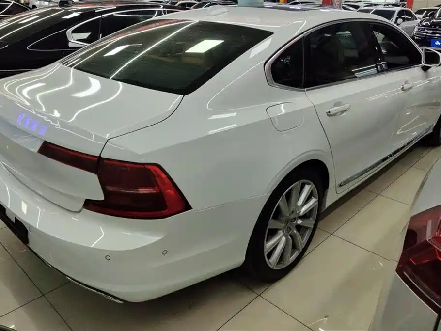 Volvo S90