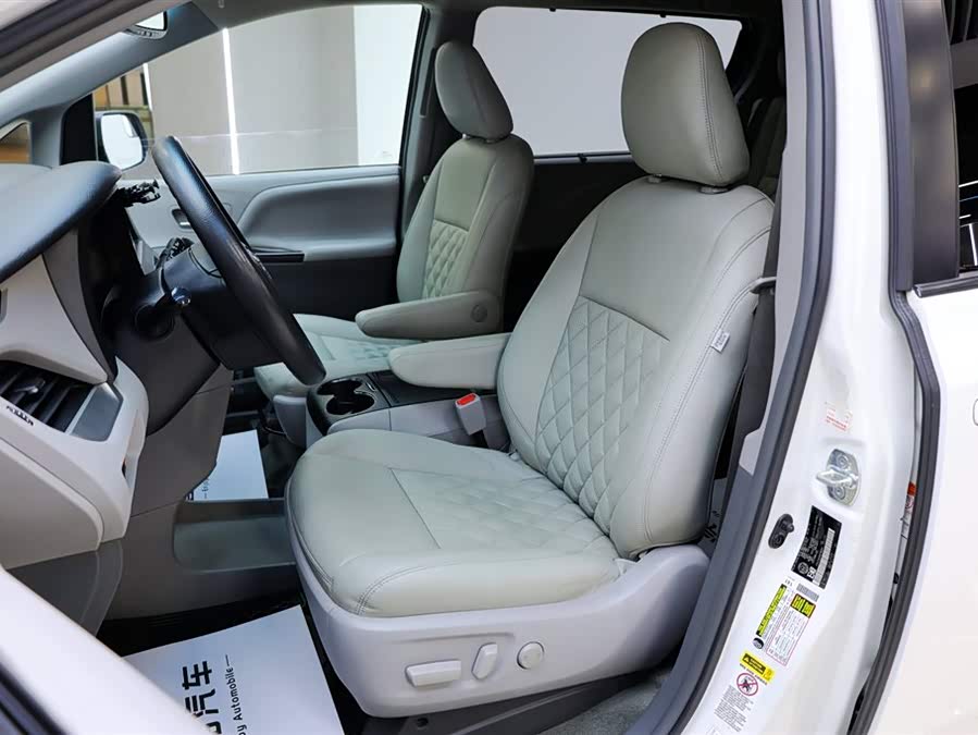 Toyota SIENNA 2017, фото 24