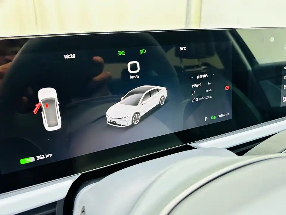 VOYAH Lantu chasing light