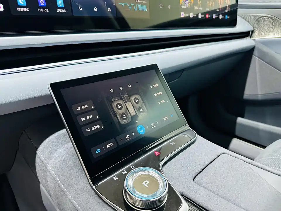 VOYAH Lantu chasing light