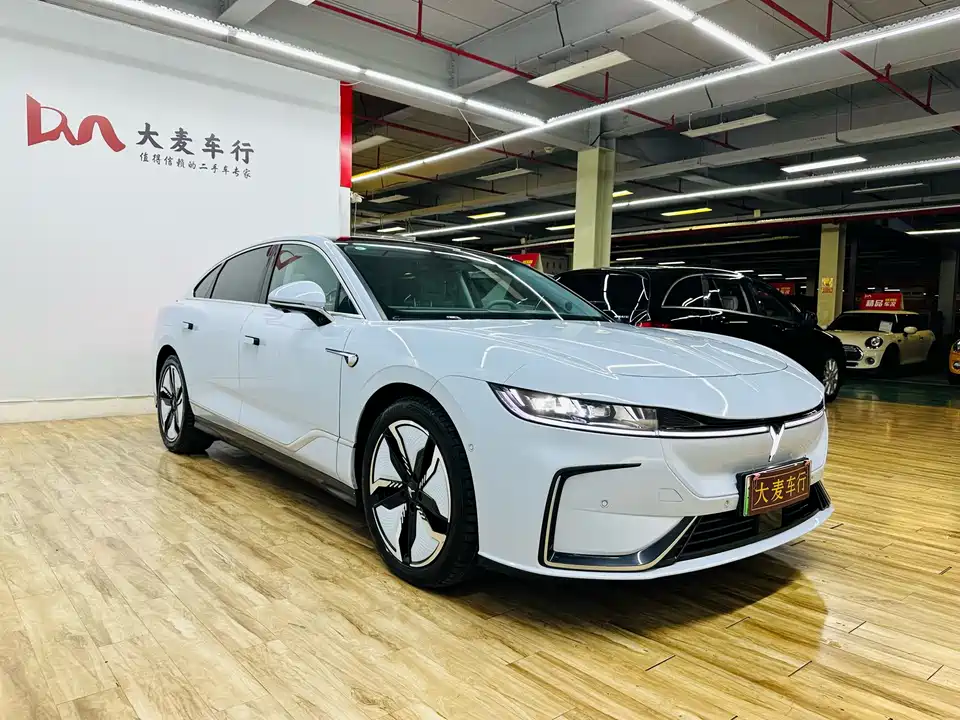 VOYAH Lantu chasing light