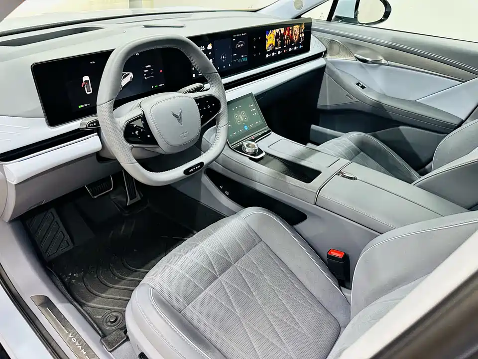 VOYAH Lantu chasing light