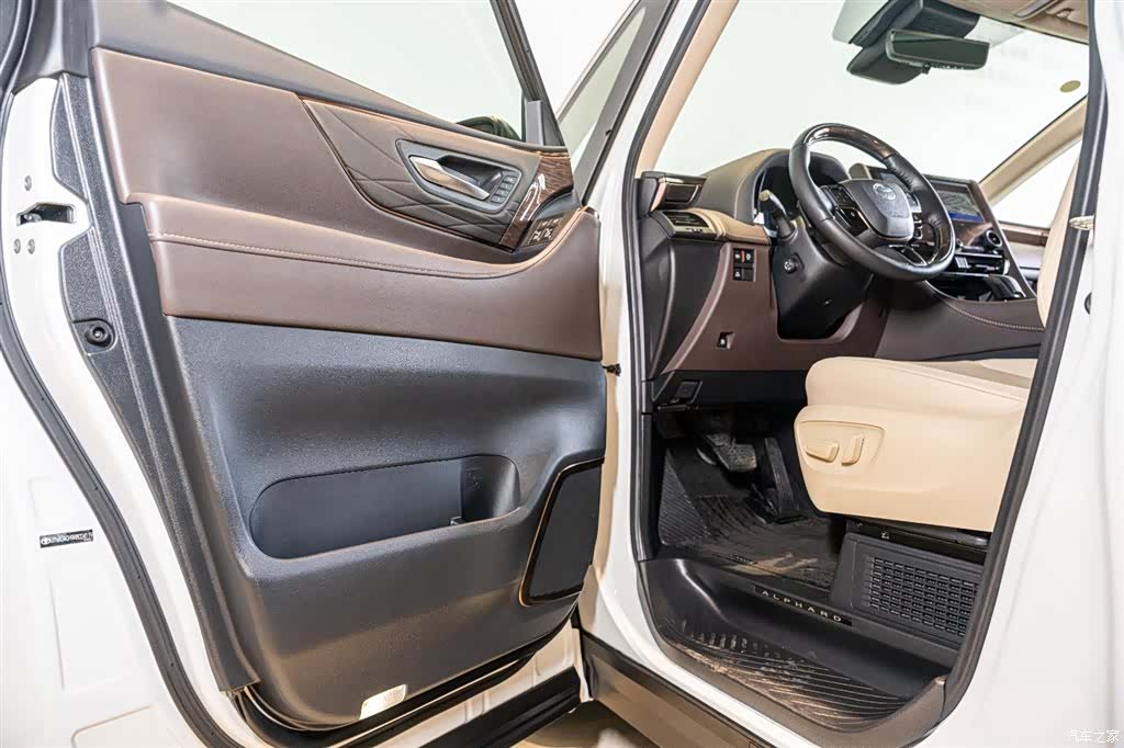 Toyota Alphard, 2024 6