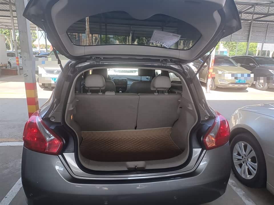 Nissan TIIDA Nissan TIIDA