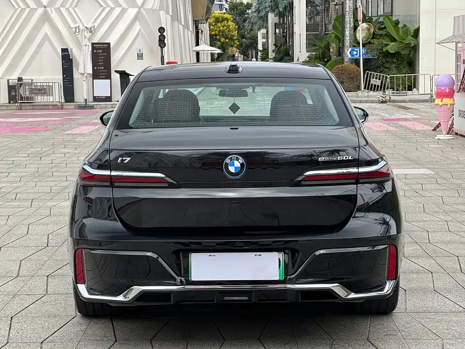 BMW i7